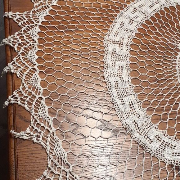 Gorgous vintage 45" hand crocheted ecru table cover - Picture 5 of 8
